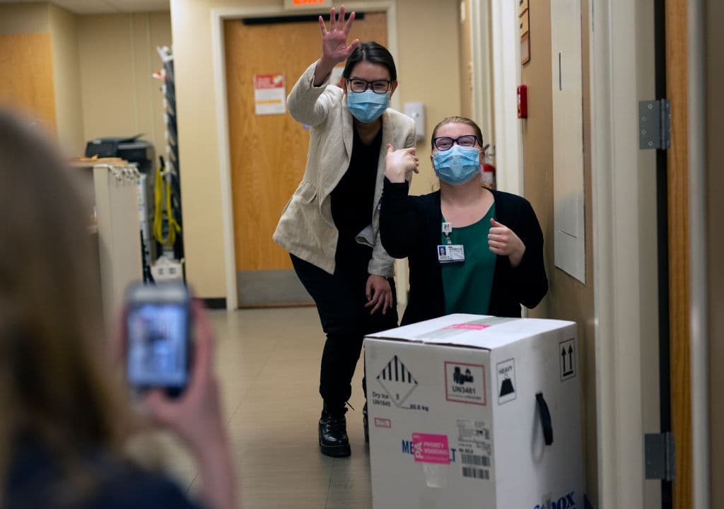 <b>Minnesota |</b> Anunció este viernes que la vacuna estará disponible para todos sus habitantes a partir del 
<b>próximo 30 de marzo</b>. En un comunicado, el gobernador Tim Walz 
<br>dijo que el objetivo es lograr que "la mayor cantidad de habitantes se vacunen lo más rápido posible para poner fin a esta pandemia", que está mostrando nuevamente signos de una mayor actividad en el estado. En la foto, estudiantes de la universidad del estado celebran la llegada de vacunas de Pfizer-BioNTech al hospital North Memorial.