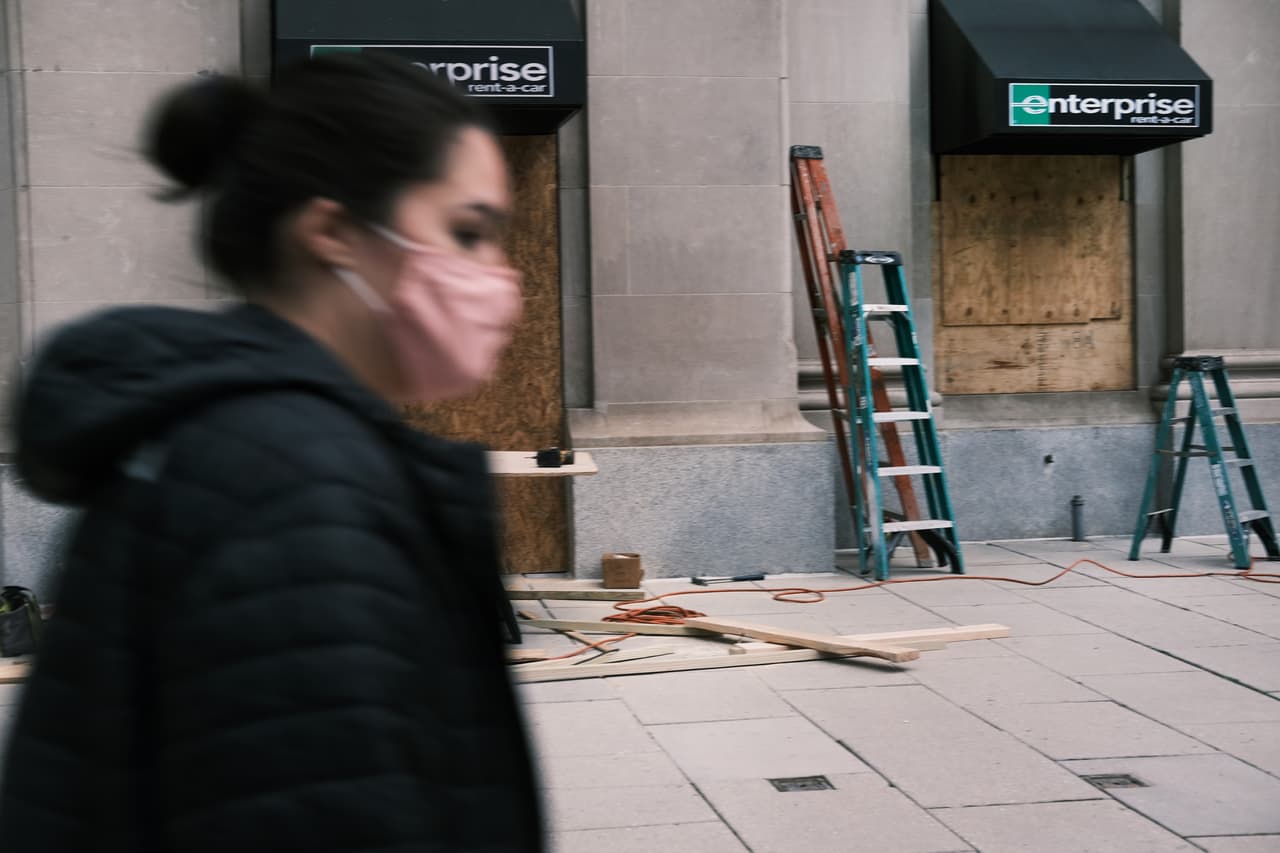 Las ventanas de los negocios de gran parte del centro de la capital han sido protegidos. Algunos propietarios temen que se repita la violencia que sacudió a la ciudad durante las marchas por la justicia racial el año pasado.