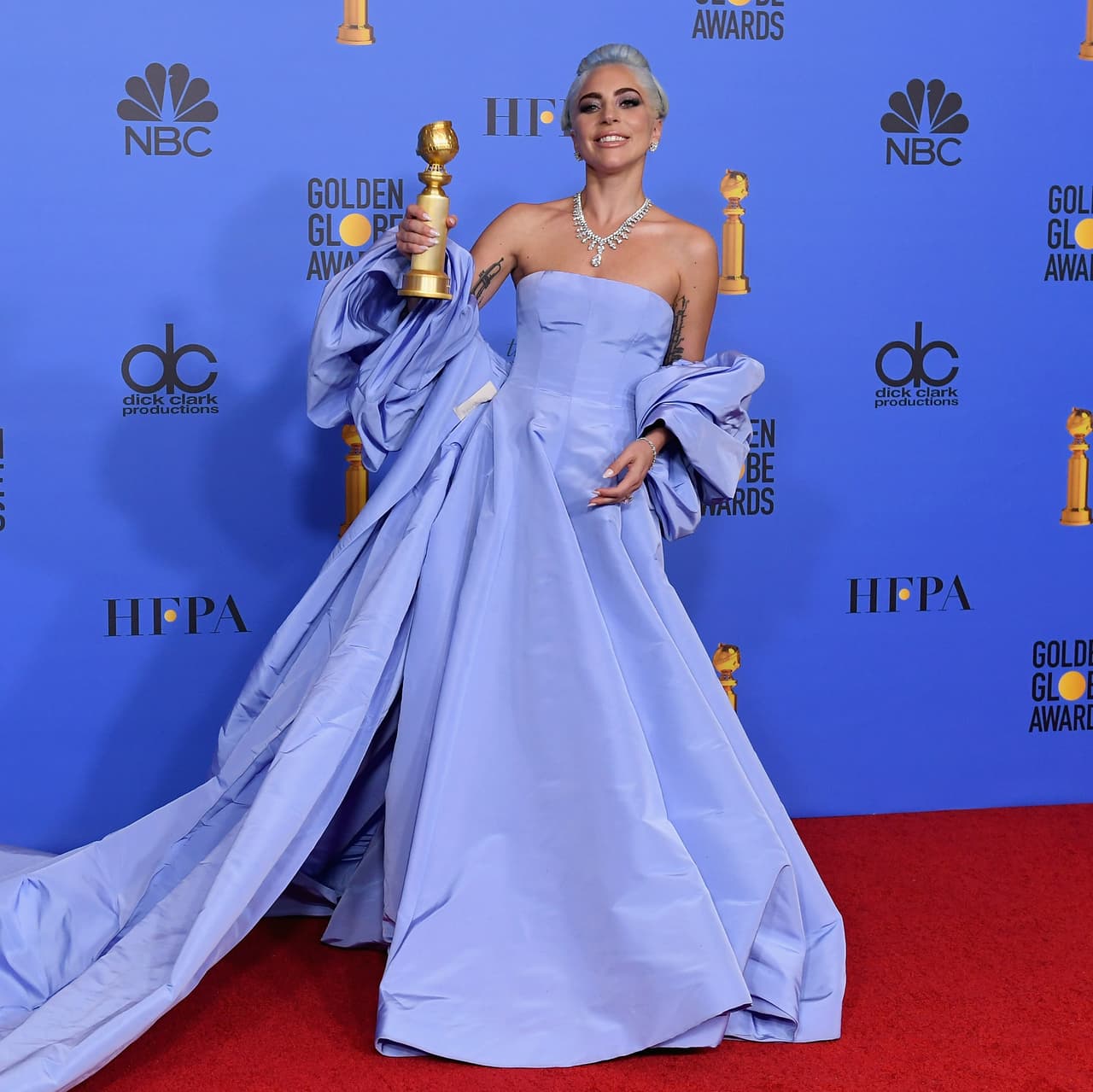 La subasta incluye una carta, la cual reseñó TMZ, donde la recamarera explicó que ha sido empleada del Beverly Hilton durante 24 años y siempre trabaja para los Golden Globes. La mujer dice que Lady Gaga había dejado el vestido que usó ese día para los premios.