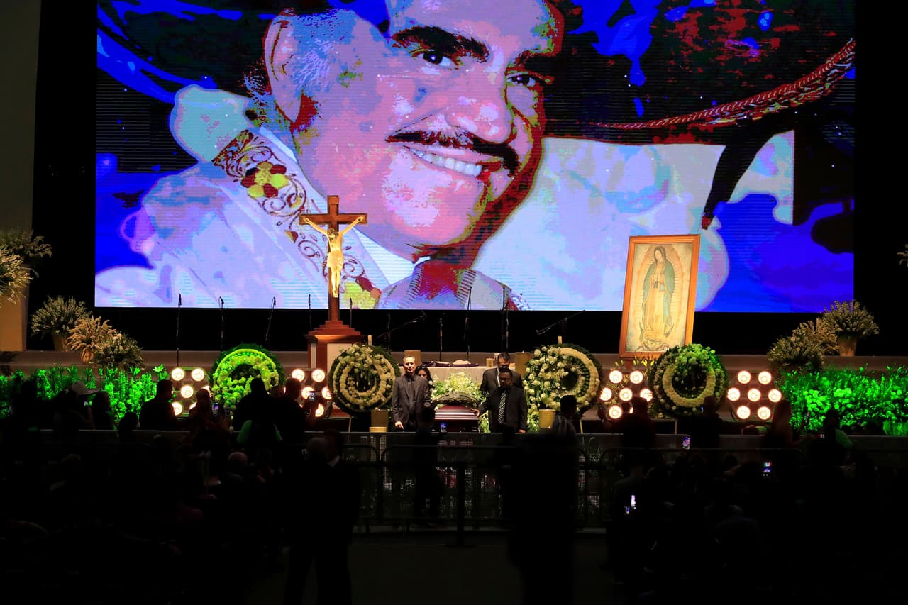 El rostro de uno de los mayores exponentes de la música mexicana corona el escenario del Arena VFG de Guadalajara, donde cientos de seguidores dieron un último adiós a Vicente Fernandez el lunes 13 de diciembre.