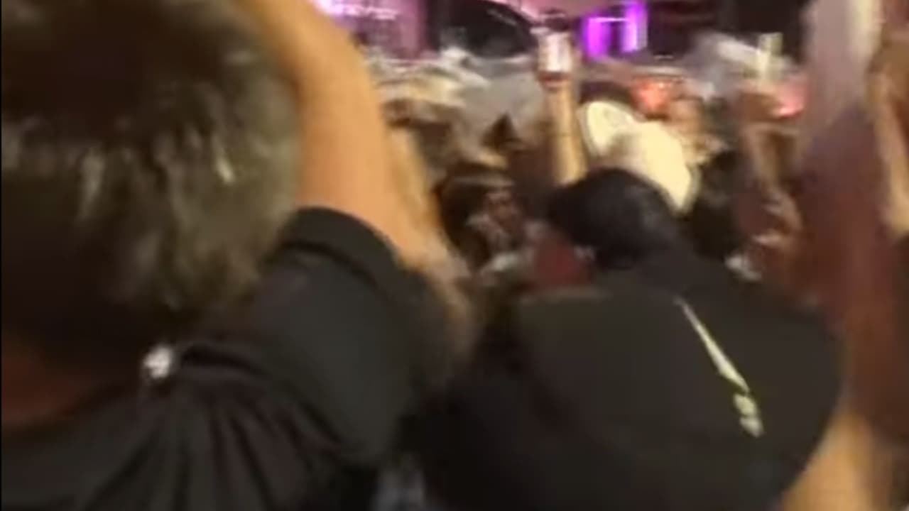 Aficionados argentinos se congregaron afuera del estadio Hard Rock de Miami, donde celebraron con cánticos la victoria de su selección por 1-0 sobre Colombia en la Final de la Copa América 2024.