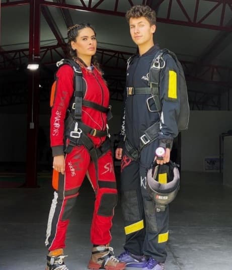 El día que se aventó de paracídas con JuanPa Zurita, la conductora usó unos tenis Gucci de bota perfectos para un día de aventuras extremas.