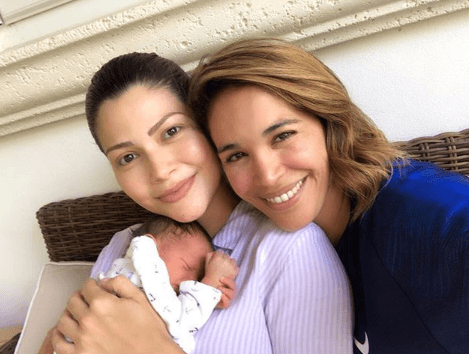 Karla está que se derrite te amor por sus sobrinos. A ella le encanta tener un bebito varón en casa.