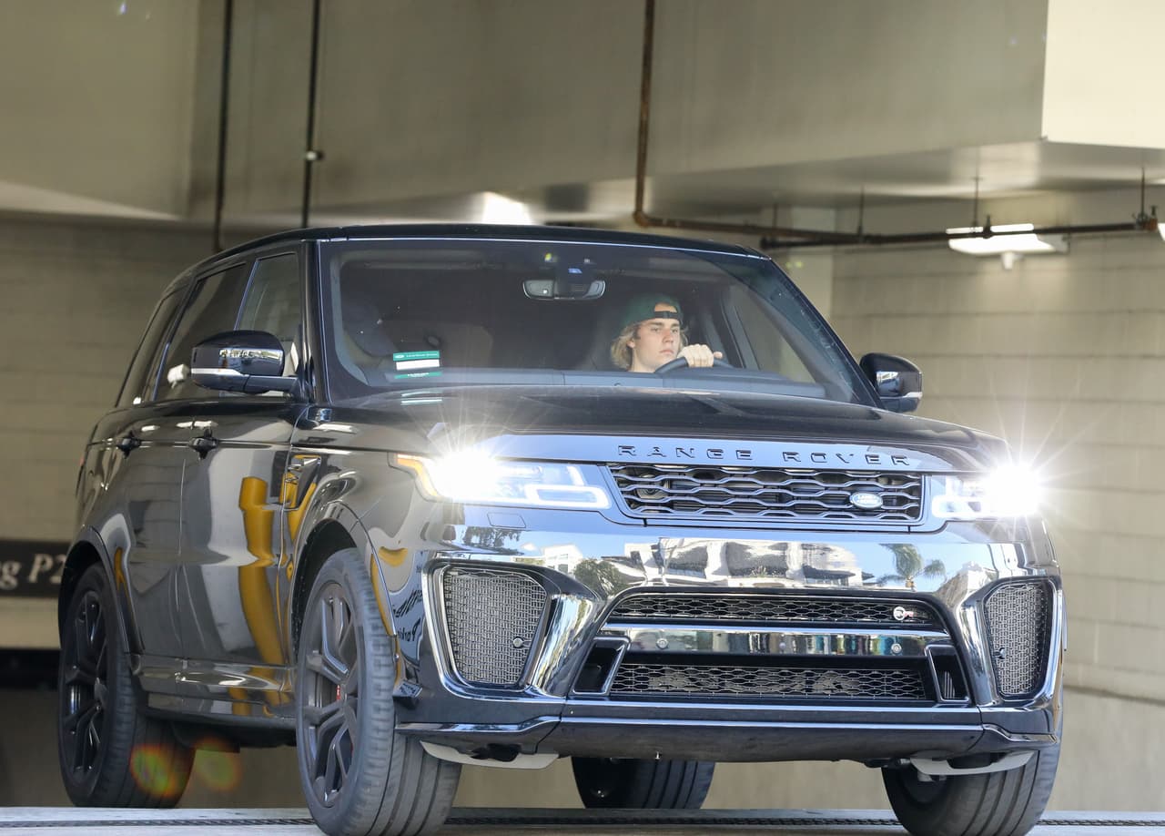Mucho menos cuando ha optado por manejar una
<b> <a href="https://www.univision.com/noticias/land-rover" target="_blank">Range Rover Sport Supercharged</a>,</b> uno de los ejemplares de la casa inglesa que sobrepasan los 500 caballos de fuerza.