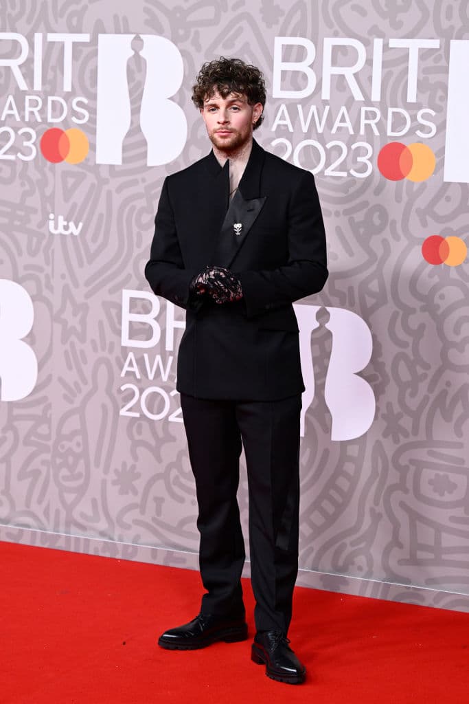 <b>Tom Grennan</b> fue otro de los famosos que usó traje sin camisa.