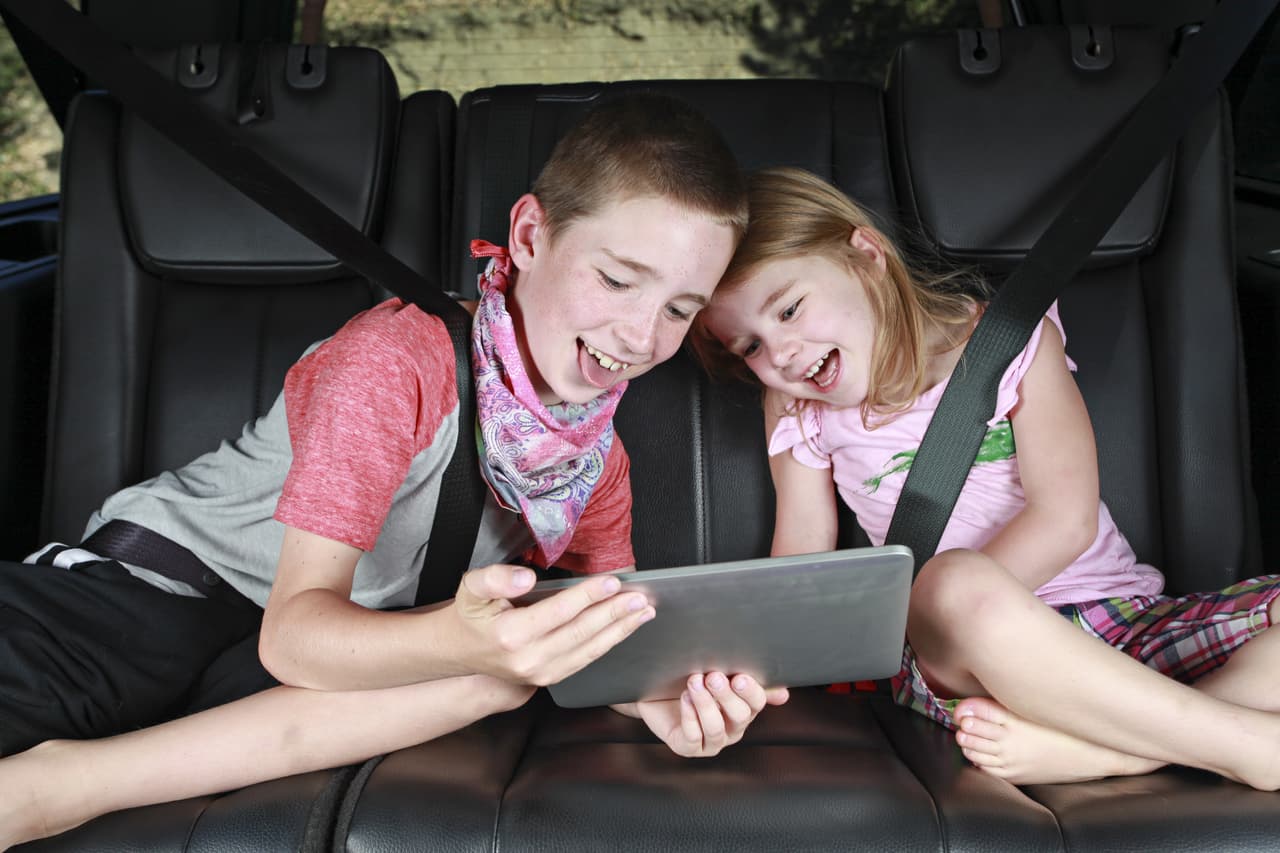 <b>Prepara a los pequeños:</b>
<br>
<br>Si viajas con niños asegúrate de que sepan con anticipación cuanto tiempo durará el viaje. También empaca golosinas, bebidas, agua, juegos, tecnología y lo que haga falta para mantenerlos tranquilos y ocupados durante el viaje.