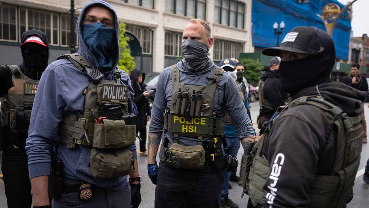 En medio de la tensión que se vive en Chicago por los posibles operativos migratorios, la ciudad lanzó la campaña ‘conozca sus derechos’ con la que busca ayudar a las familias y hasta prepararlas ante una posible separación. Beatriz Ponce de León, vicealcaldesa por los derechos de inmigrantes y refugiados, explica cómo puedes acceder, pues brindan recursos como talleres virtuales.