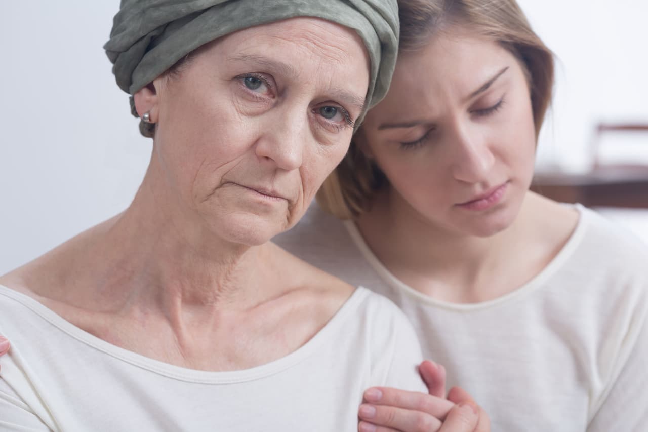 <b>Previene el cáncer.</b> El consumo de pepino también ayuda a combatir esta enfermedad, ya que contiene cucurbitacinas, las cuales, según diferentes estudios, contribuyen a bloquear las señales celulares que permiten la multiplicación de células cancerígenas.