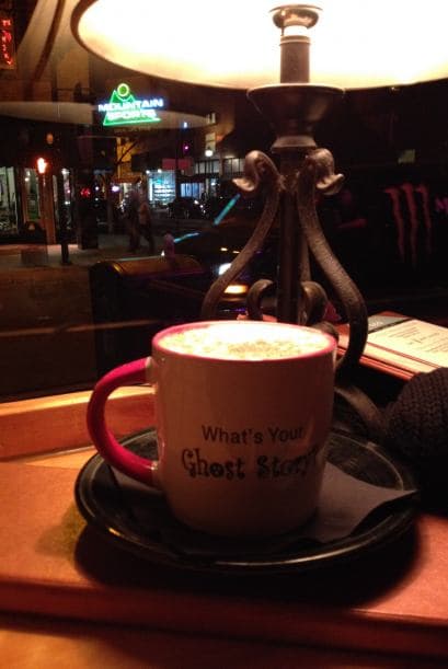 Las historias de fantasmas y actividad paranormal de los hoteles de Arizona son incontables, y para muchos de estos alojamientos es ya casi que “parte de su encanto” al punto de motivar a los huéspedes a compartir sus experiencias con espantos. ¿Tienes alguna historia? ¡Compártela con nosotros!