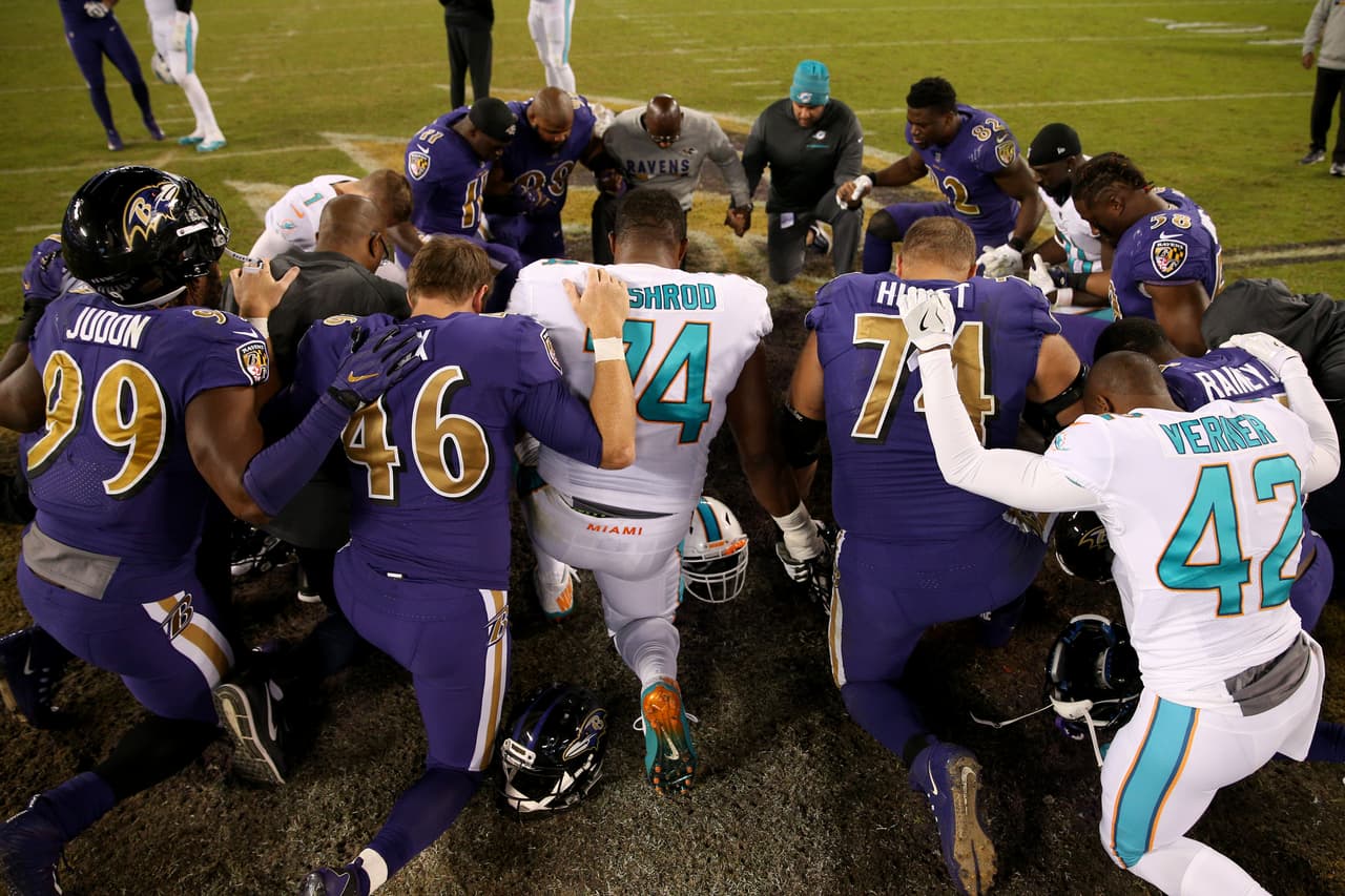 Ambos equipos mostraron unidad como colegas antes del comienzo del partido, en una ceremonia muy íntima.