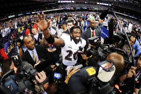 La gran fiesta deportiva del año en Estados Unidos, el Super Bowl de la Liga Nacional de Fútbol Americano (NFL), en su cuadragésima séptima edición, ya forma parte de la historia con los Ravens de Baltimore como nuevos campeones al vencer por 34-31 a los 49ers de San Francisco. Los pronósticos se cumplieron, los Ravens llegaron al Mercedes-Benz Super Dome de Nueva Orleans con el mejor mariscal de campo del momento, Joe Flacco, y la mejor defensa de la NFL, ambos factores se hicieron presentes en los momentos decisivos que hicieron posible el triunfo y el conseguir el segundo trofeo Vince Lombardi en la historia de la franquicia de Baltimore. Flacco, de 28 años, fue el líder perfecto en la primera parte al conseguir tres pases de anotación, que lo dejaron como el sexto mariscal que lo consigue en la historia del Super Bowl y una ventaja parcial de 21-6 al descanso que sería decisiva. El safety Ed Reed, nativo de New Orleans, empataría la mejor marca de la fase final de la NFL con nueve robos aéreos, mientras que Kaepernick quedaría con la mancha de la interceptación que sufrió. Antes que se diese el ya histórico apagón, el primero en un Super Bowl, el receptor abierto Jacoby Jones también quiso entrar en los libros de las marcas al conseguir nada más comenzar el tercer periodo al regresar 108 yardas de "touchdown" una devolución de balón, la mejor de todos los tiempos. Kaepernick y los 49ers vivieron los momentos estelares del partido al conseguir 23 puntos en menos de 13 minutos, 17 fueron consecutivos. Lewis, no brilló como en el primer Super Bowl del 2001 cuando ganó el premio de Jugador Más Valioso (MVP), que esta vez le fue con todos los honores a Flacco, al completar 22 de 33 pases para 287 yardas, sin interceptaciones, pero hizo seis derribos y cuatro fueron "placajes" solitarios. Suficientes para que los Ravens lograsen el segundo trofeo Vince Lombardi en su historia y Lewis pudiese cerrar con broche de oro su legado de 17 temporadas brillantes dentro de la competición de la NFL. Mientras que la revelación de la temporada Kaepernick confirmó que es un mariscal muy especial, lleno de energía, que corre como nadie, que tiene un dinamismo único, pero que todavía no pudo emular a los legendarios Montana y Young, que lo precedieron al frente de los 49ers en los cinco Super Bowls que disputaron y que consiguieron ganar. Los jugadores de los 49er, encabezados por el corredor Frank Gore insistieron que su equipo fue mejor como conjunto que los Ravens se aprovecharon de acciones aisladas. Pero el marcador final estableció que los ganadores fueron los Ravens, por eso dos hermanos, John y Jim Harbaugh, los primeros en la historia de la NFL que dirigieron a los equipos que disputaron un título de Super Bowl, al concluir el partido fueron al encuentro y se dieron un gran abrazo.