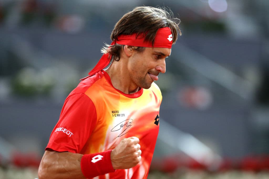 Este miércoles 8 de mayo de 2019 el tenista español David Ferrer se despidió oficialmente del tenis. El nacido en Alicante ganó 27 torneos a lo largo de su carrera, le fue esquivo un Grand Slam al quedarse en la Final del Abierto de Francia de 2013. Se apoderó con España de tres títulos de Copa Davis y será recordado como una de las raquetas más competitivas y profesionales de las últimas dos décadas. Ganó el 66.1 por ciento de sus matches. Estas son las imágenes de su último juego como profesional ante Alex Zverev en el Abierto de Madrid.