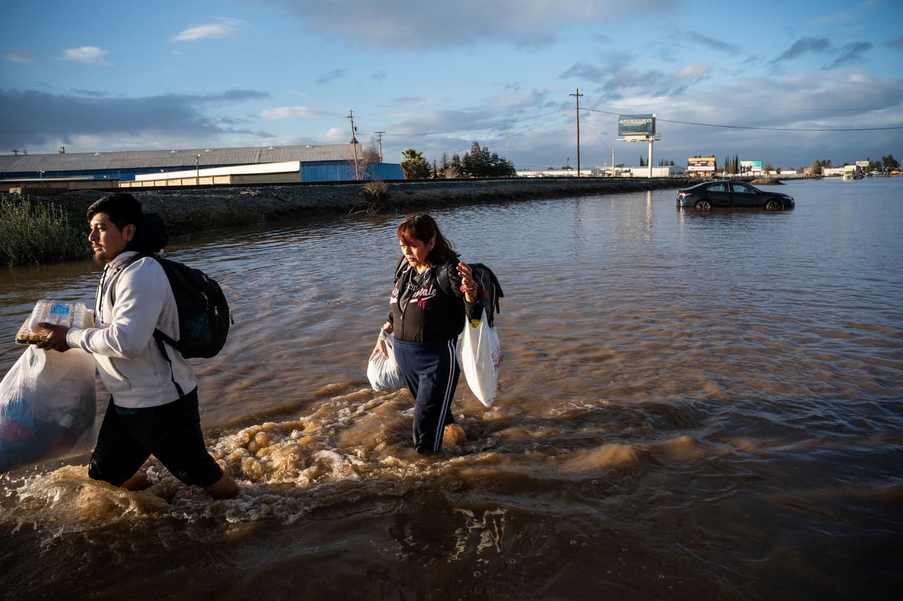 Residentes de Merced, California, cargan sus pertenencias tras las lluvias fuertes de enero de 2023.