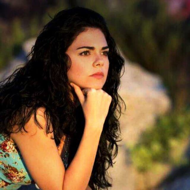 Con esa imagen, esta muchacha italiana demuestra que sus afiladas facciones y ojazos, son herencia materna.