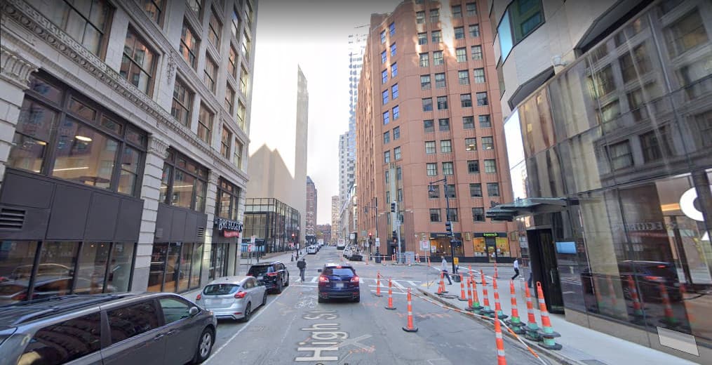 <b>5. Atlantic Coast Utilities</b>, Boston: En febrero de 2021, Jordan Romero y Juan Carlos Figueroa Gutiérrez fallecieron al ser atropellados por un camión mientras trabajaban en una obra de construcción en la zona que se ve en la foto, la Hight Street del distrito financiero de Boston. Los dos trabajadores de origen hispano trabajaban para Atlantic Coast Utilities. Según COSH, prevenir los accidentes de tráfico en una zona de obras “es una función básica de seguridad para cualquier empleador responsable”.