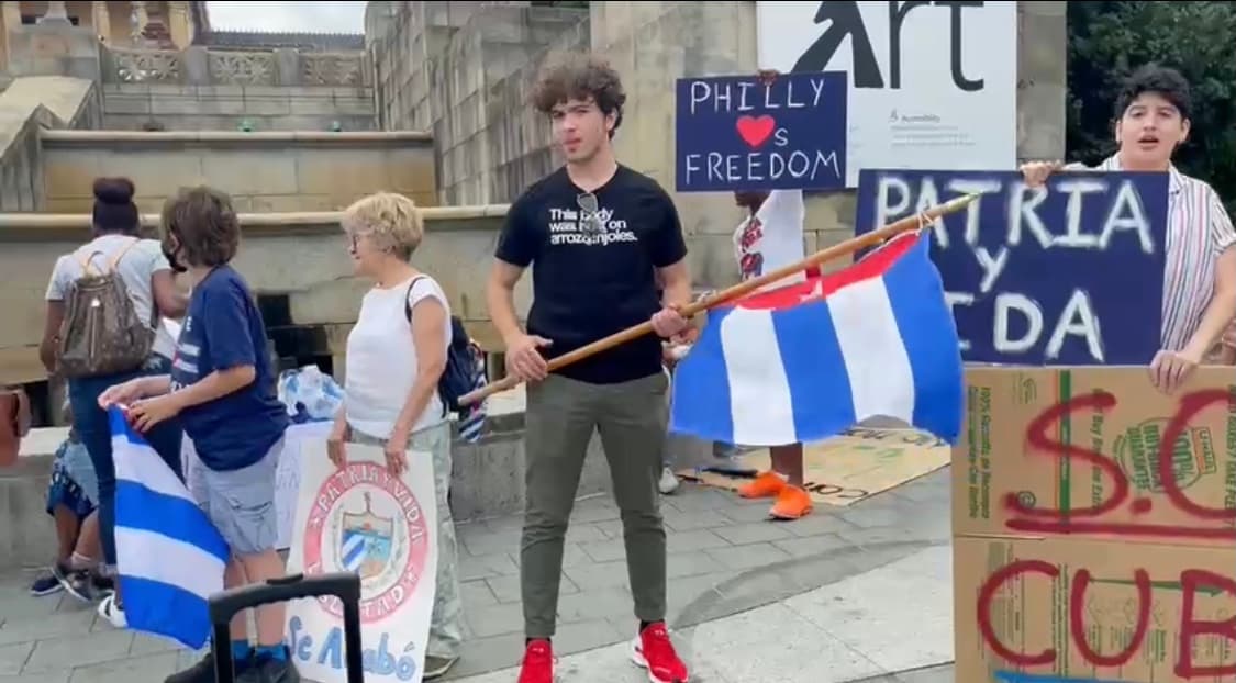 El turismo fue una vez una de las principales fuentes de ingresos de la isla. En 2019, ganó alrededor de $ 4.1 mil millones de visitas turísticas. A fines de diciembre de 2020, durante la pandemia de COVID-19, Cuba había experimentado una caída del 74,6% en los visitantes internacionales en comparación con los que llegaron en 2019, y las cifras siguen disminuyendo, según cifras de la Organización Mundial del Turismo.