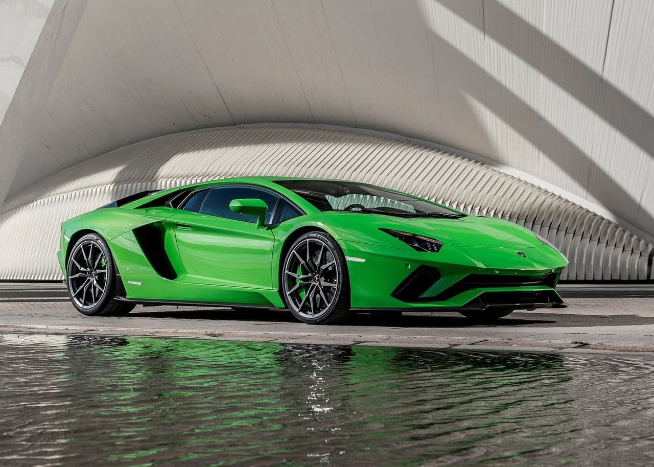 <h3 class="cms-H3-H3"><b>20. Lamborghini Aventador</b></h3>
<br>
<ul>
 <li><b>Menciones semanales en Twitter:</b> 1,952</li>
 <li><b>Total de menciones en Instagram:</b> 3.1 millones</li>
 <li><b>Total de publicaciones en Reddit:</b> 3,880</li>
 <li><b>Puntaje de popularidad:</b> 2.81</li>
</ul>