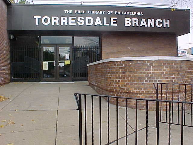 <b>Torresdale Library</b>
<br>3079 Holme Avenue
<br>Philadelphia, PA 19136-1101
<br>215-685-0494
<br>
<br>La
<a href="https://libwww.freelibrary.org/locations/torresdale-library" target="_blank">biblioteca Torresdale</a> se inauguró en febrero de 1972. Cuenta con techos de catedral de madera. La biblioteca fue renovada en 1999. Lo más destacado del edificio es el mural de Mother Goose en el área de preescolar. Tiene a Humpty Dumpty, Jack y Jill, y un reloj real con un ratón pintado.
<br>
