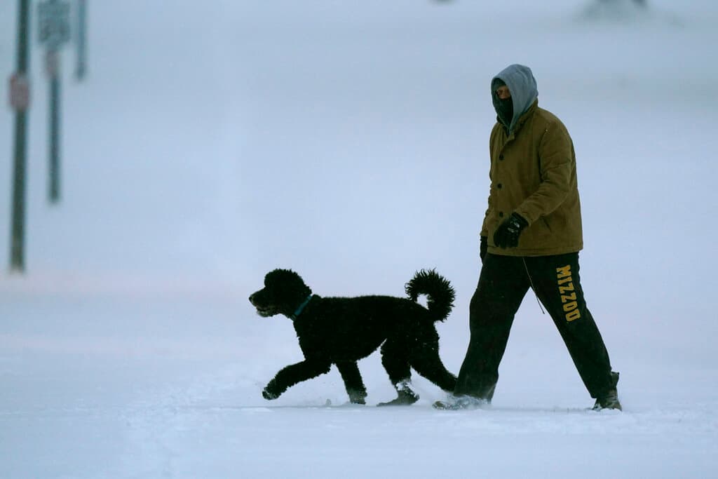 Missouri registró un récord de -2ºF (-19ºC) y regiones aledañas alcanzaron temperaturas inéditas en al menos un siglo, de acuerdo con CNN. En la imagen, un hombre pasea a su perro entre la nieve en Kansas City, la mayor ciudad del estado.