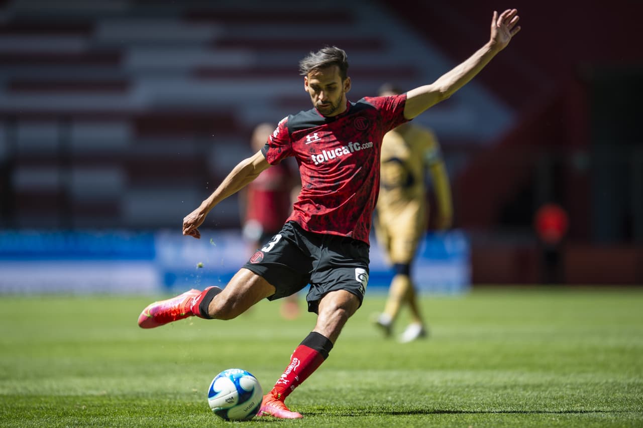 Una polémica victoria para los 'Diablos Rojos', pues el árbitro anuló un gol para los Pumas de la UNAM y, de último minuto, Alexis Canelo anotó el gol del gane para Toluca en casa, durante la Jornada 6 del Torneo Guard1anes 2021.