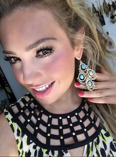 Tiene una fascinación por los accesorios, mismos que combina de manera perfecta con el outfit que lleva.