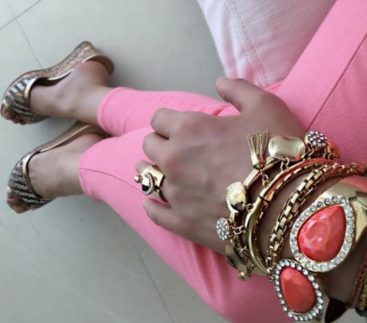 Esta combinación de colores se le ve muy femenina, piedras rosas, dorado y brillantes, súper fashion.