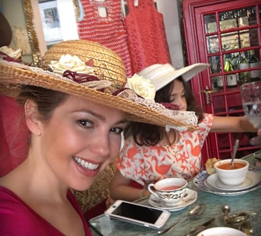 Un sombrerito para jugar al te con sus pequeñas. Ni jugando deja de ser una completa fashionista.