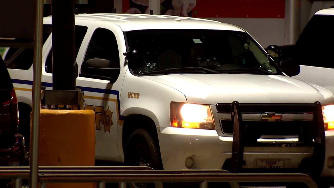 El sospechoso le disparó y después huyeron en una camioneta de color oscuro.