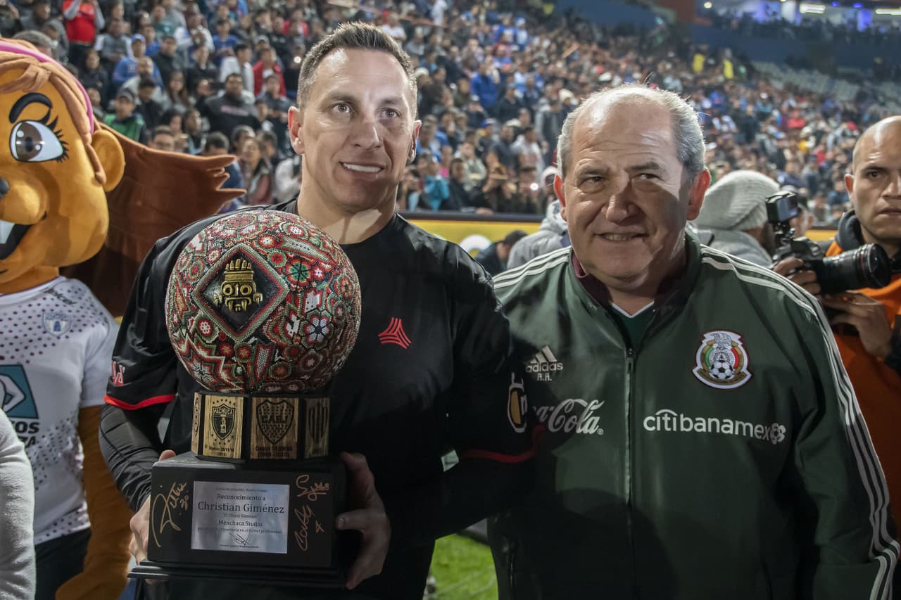 Emoción, goles, amigos, exfutbolistas, jugadores en activo y lágrimas, así se desarrolló la despedida del argentino nacionalizado mexicano.