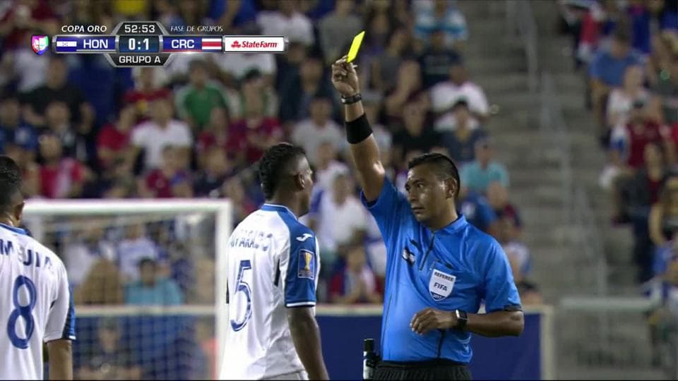 Tarjeta amarilla. El árbitro amonesta a Ever Alvarado de Honduras