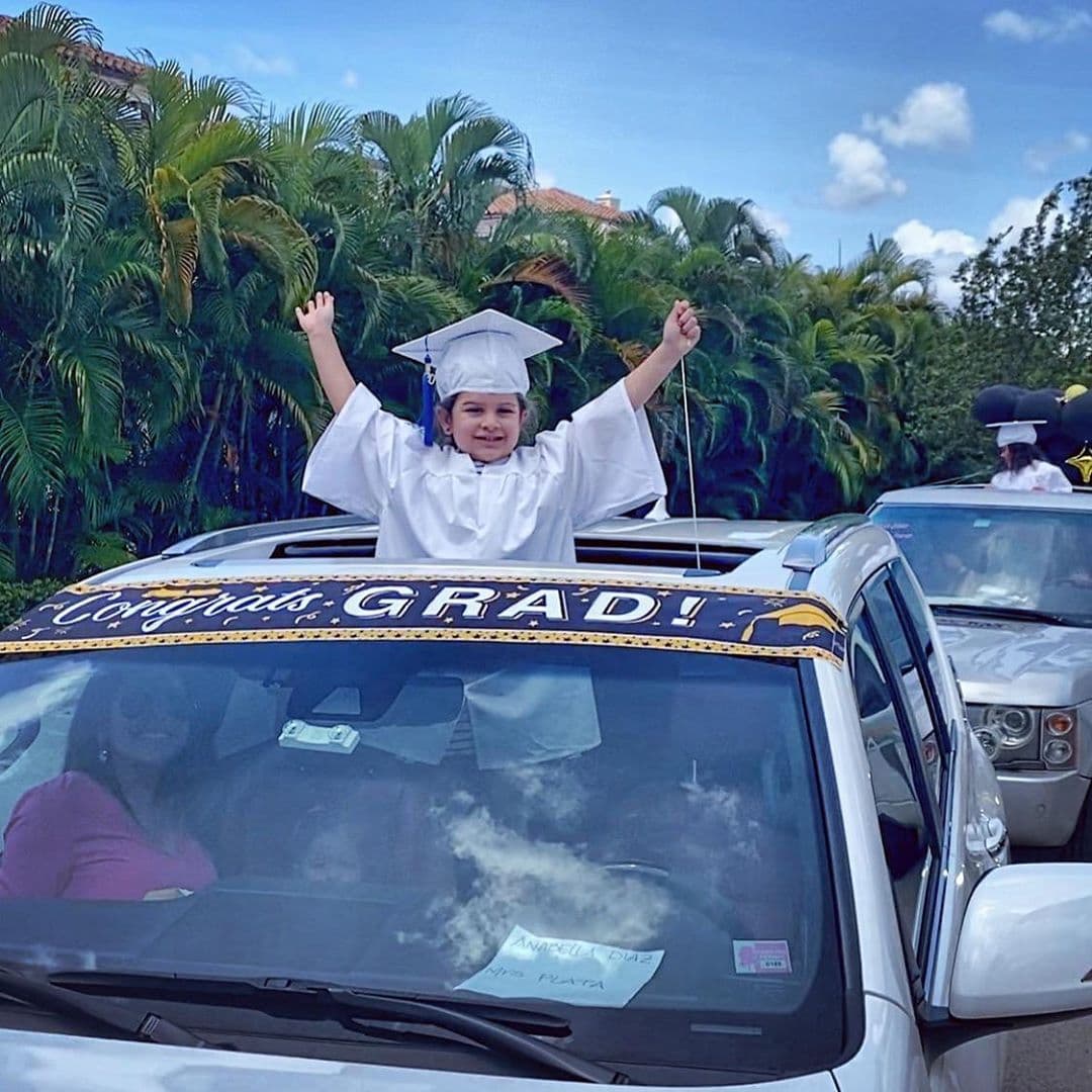 Este año, culminó su primer grado de estudios y su mamá Juliana compartió en las redes sociales esta linda fotografía donde aparece con toga y birrete.
