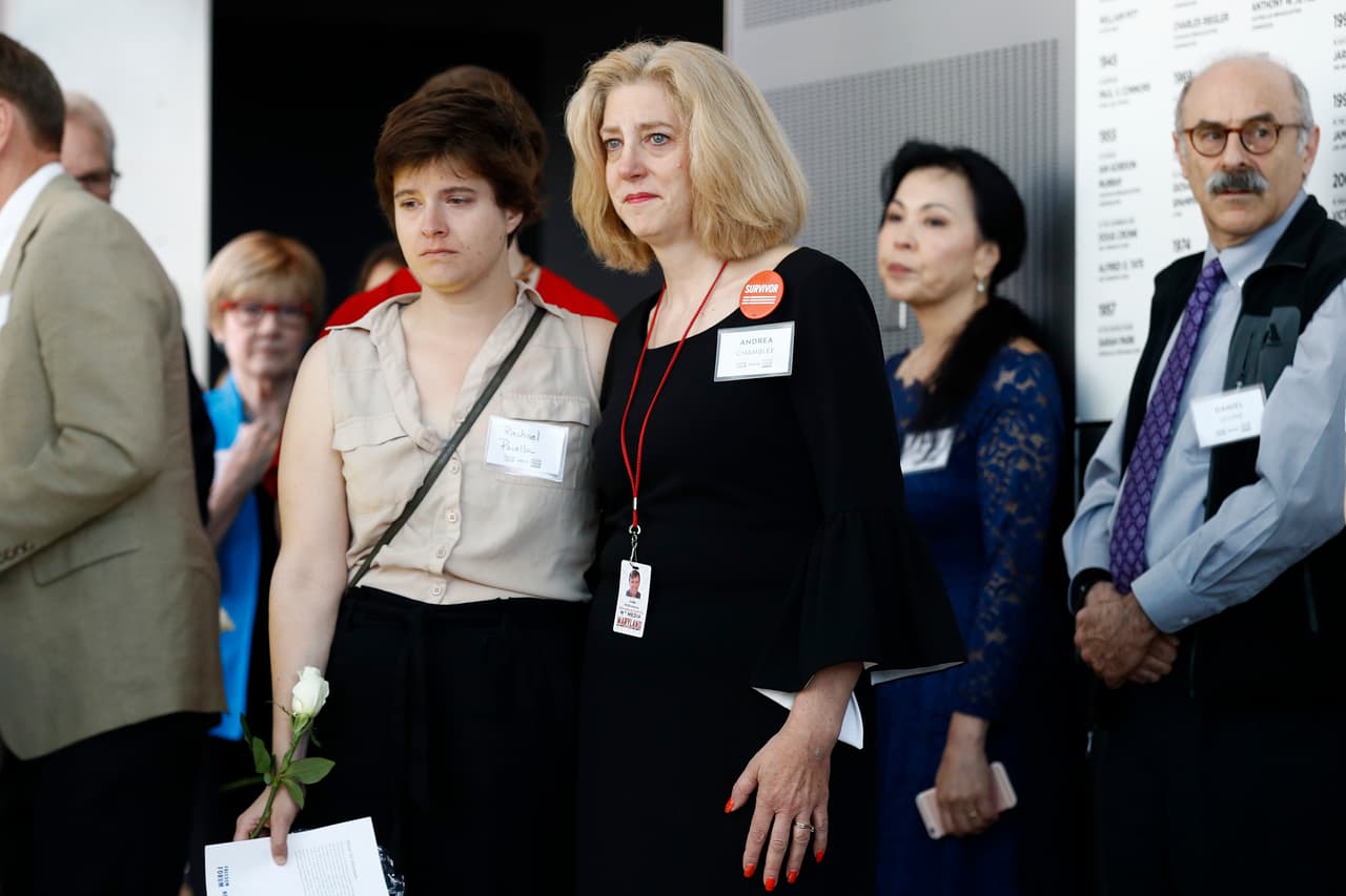 <b>Andrea Chamblee, esposa de una de las víctimas del tiroteo en el diario <a href="https://www.univision.com/noticias/tiroteos/en-fotos-tiroteo-en-las-instalaciones-del-diario-capital-gazette-en-maryland-fotos">The Capital Gazette</a>. </b> Es la viuda de John McNamara, editor y reportero del diario de Annapolis, Maryland, donde fueron asesinadas a balazos cinco personas por un hombre que tenía una disputa con el diario. Fue invitada por el Senador demócrata Chris Van Hollen.