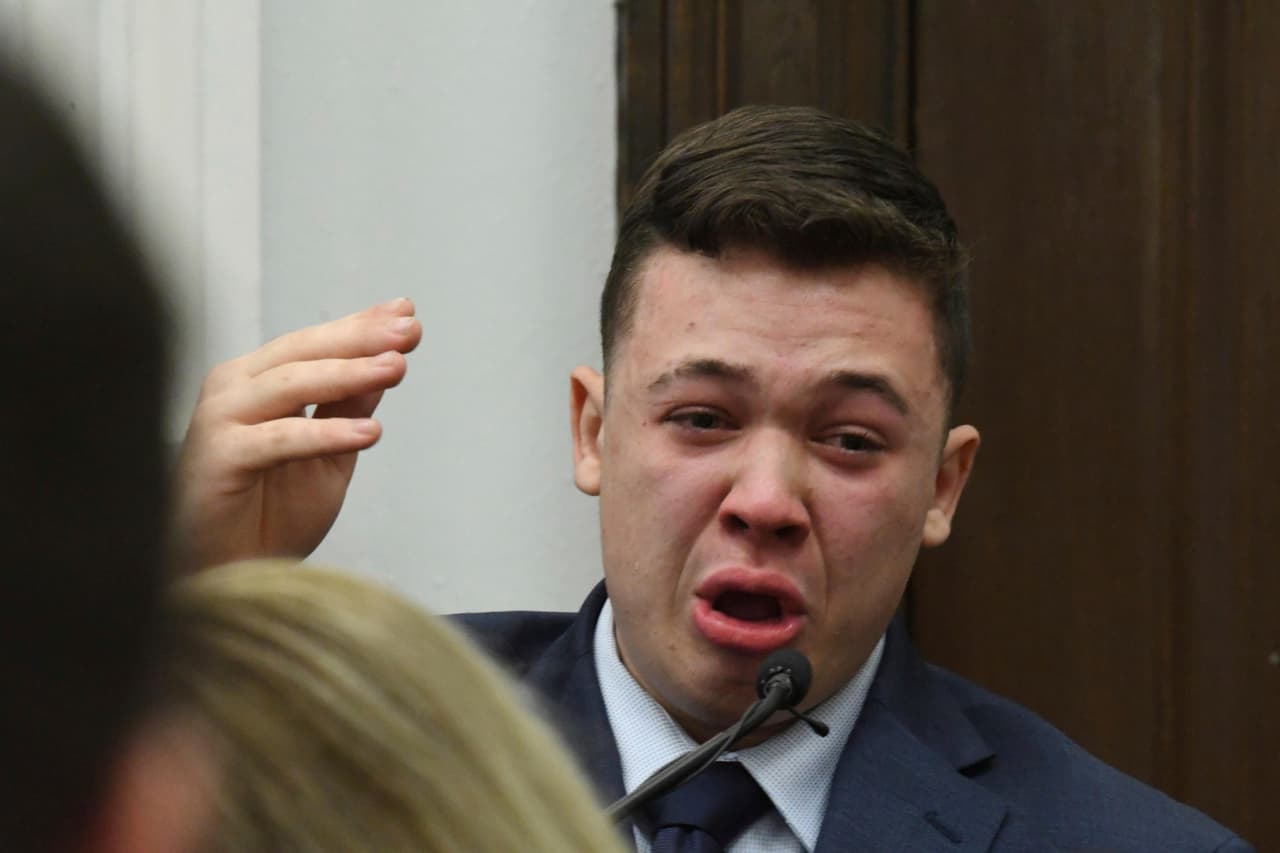 Kyle Rittenhouse llora en el estrado mientras testifica sobre su encuentro con Joseph Rosenbaum, a quién mató en una protesta en 2020.