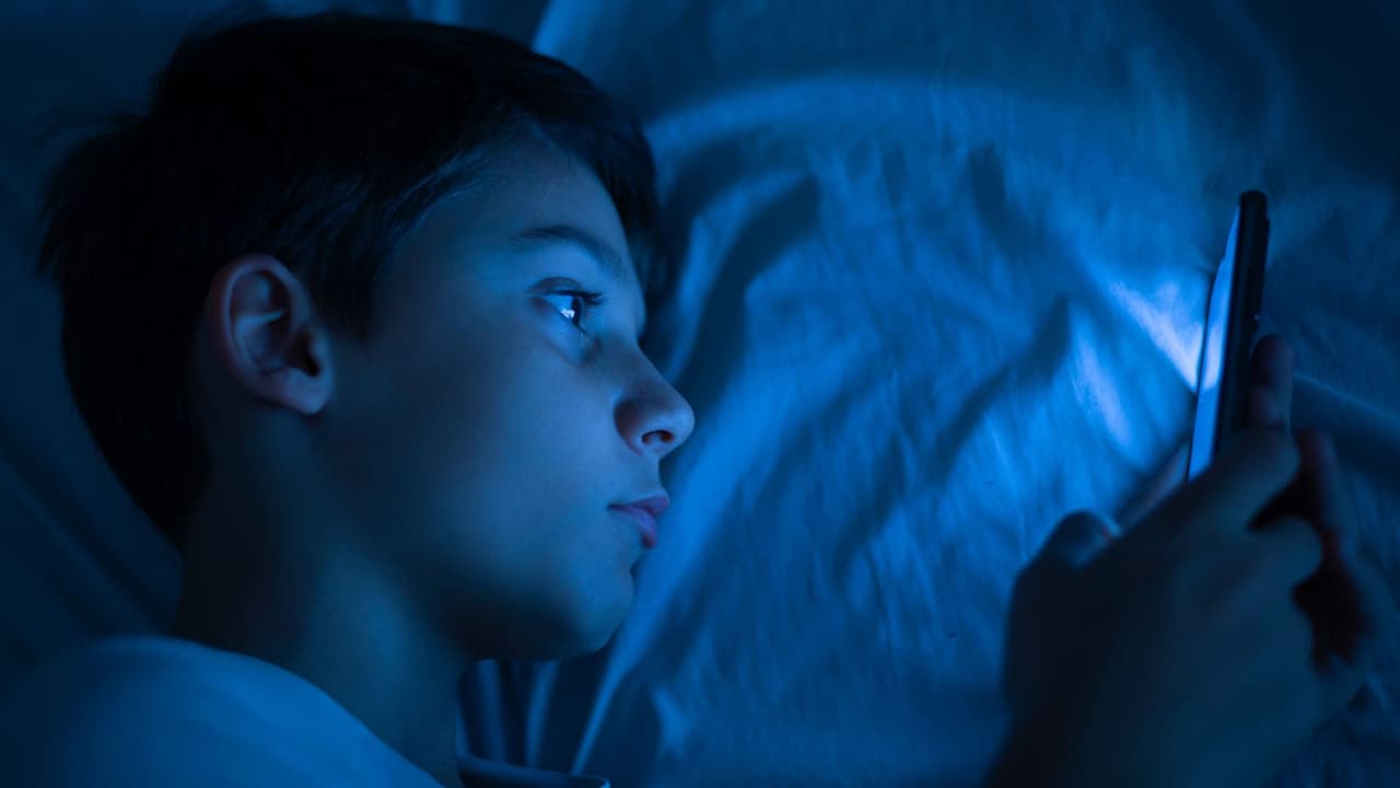 <h3 class="cms-H3-H3">Consejos para familias con niños</h3> American Academy of Pediatrics señala que 
<b>la consistencia en las rutinas es clave para el descanso infantil.</b> 
<br>
<b>Mantener horarios regulares para cenar, bañarse y acostarse </b>puede ayudar a que el cambio de horario tenga menos impacto en el sueño y el estado de ánimo de los niños de Texas.
<br>La noche del sábado también puede ayudar mantener 
<b>una rutina tranquila antes de dormir, con luces más bajas y menos pantallas, </b>una recomendación frecuente de pediatras para favorecer el descanso.