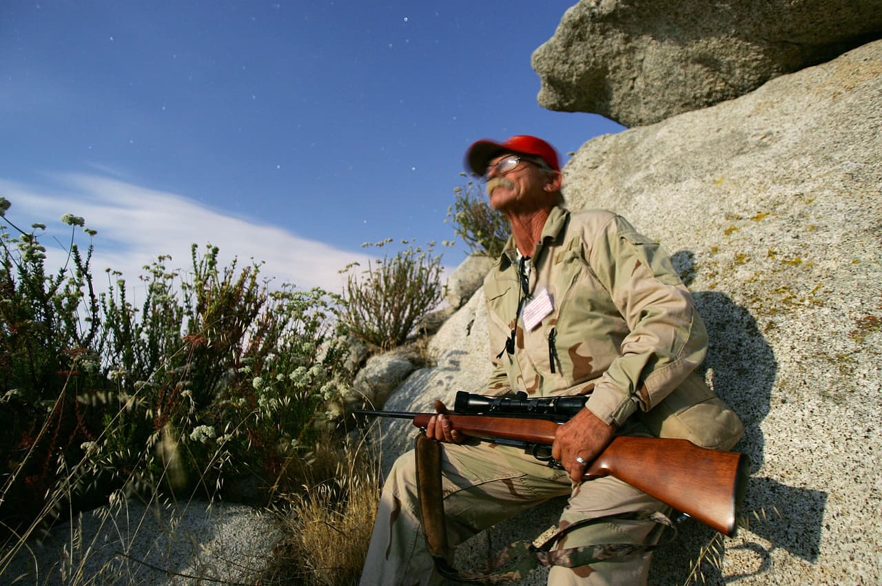 Robert Crooks, vigilante voluntario de la barda fronteriza en Campo, California, en 2005. Grupos civiles como ‘The California Border Watch’ se dedican a encontrar y a advertir a la patrulla fronteriza de la presencia de inmigrantes indocumentados.