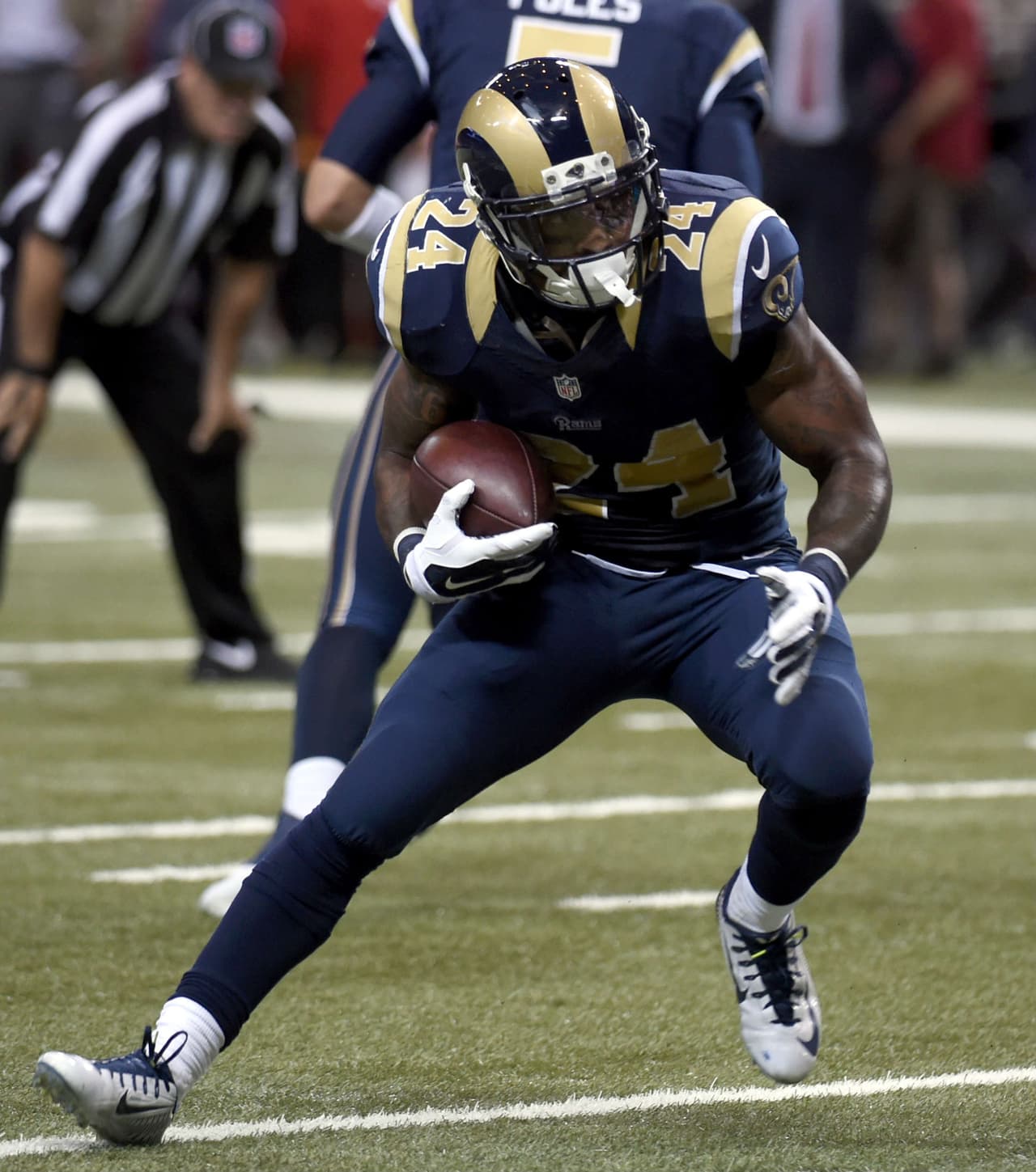 Los Steelers contrataron al corredor Isaiah Pead, ex seleccionado por St. Louis Rams