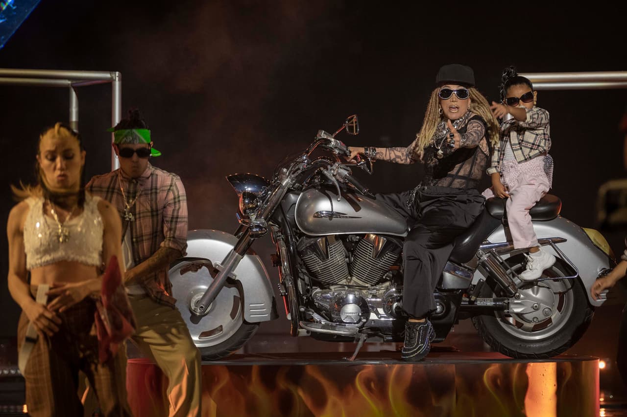 Durante la quinta gala, Gabriel Soto le pidió a 'La Tesorito' presentar un performance diferente, fuera de la cumbia y lo tropical, y vaya que la cantante le hizo caso.