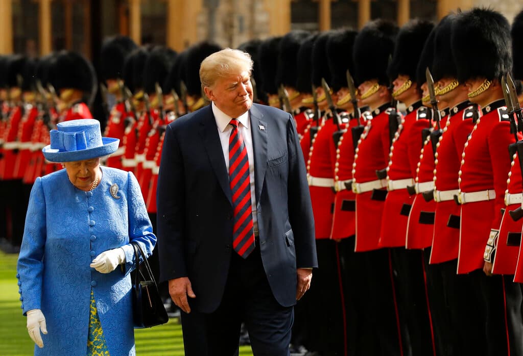 Una reunión con la reina es parte de la rutina diplomática entre ambos países aliados, unidos por la llamada 'relación especial' forjada en tiempos de la Segunda Guerra Mundial. En la imagen aparece la monarca con el expresidente Donald Trump el 13 de julio de 2018.