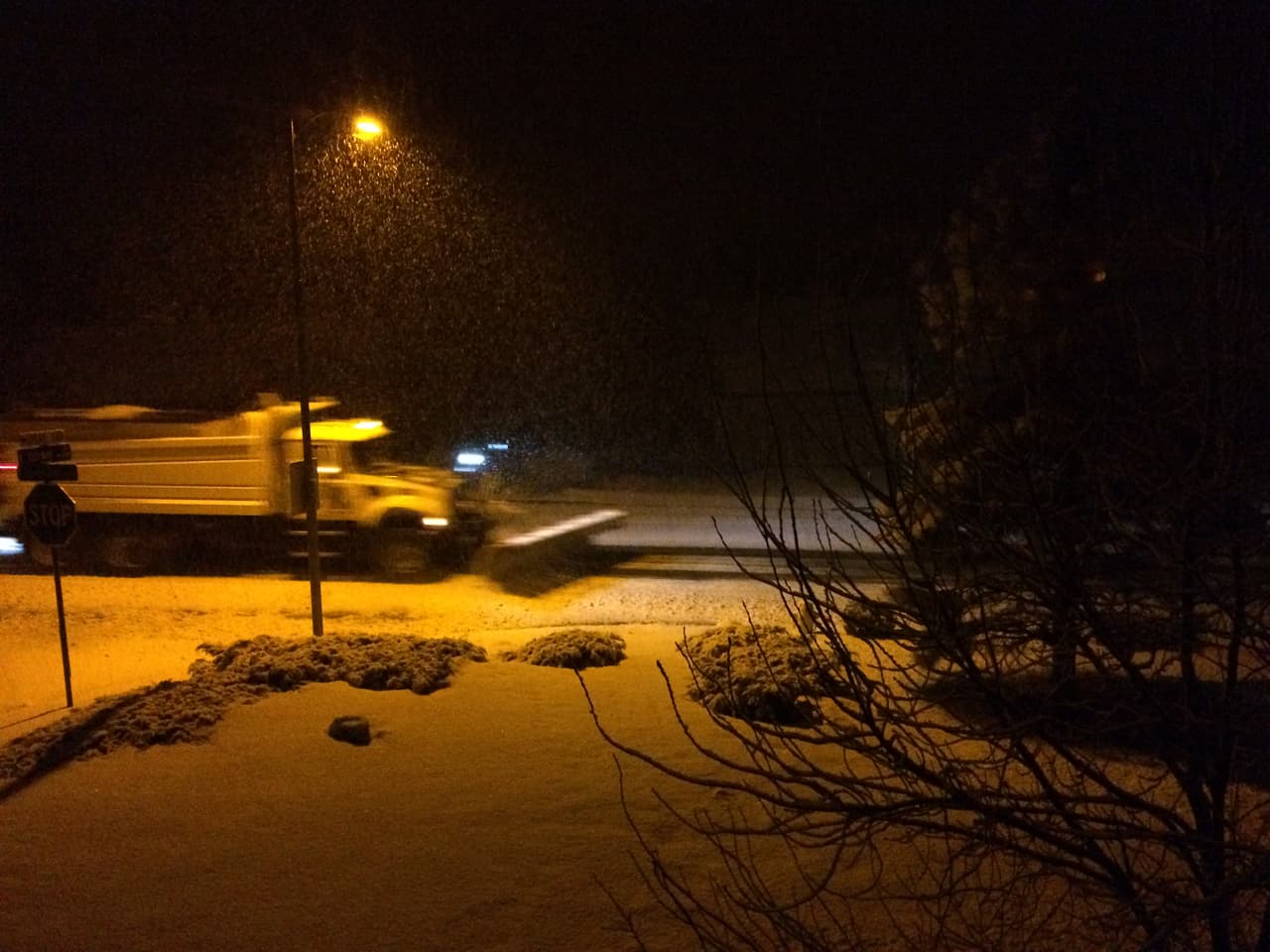 El Sistema Meteorológico Nacional de Flagstaff anunció que a las 5:00 de la mañana ya se habían recibido 9.6" de nieve en Flagstaff. Debido a la nevada, varias escuelas están cerradas.