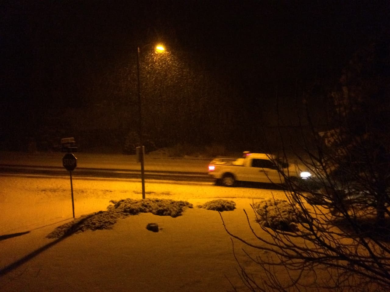 El Sistema Meteorológico Nacional de Flagstaff anunció que a las 5:00 de la mañana ya se habían recibido 9.6" de nieve en Flagstaff. Debido a la nevada, varias escuelas están cerradas.