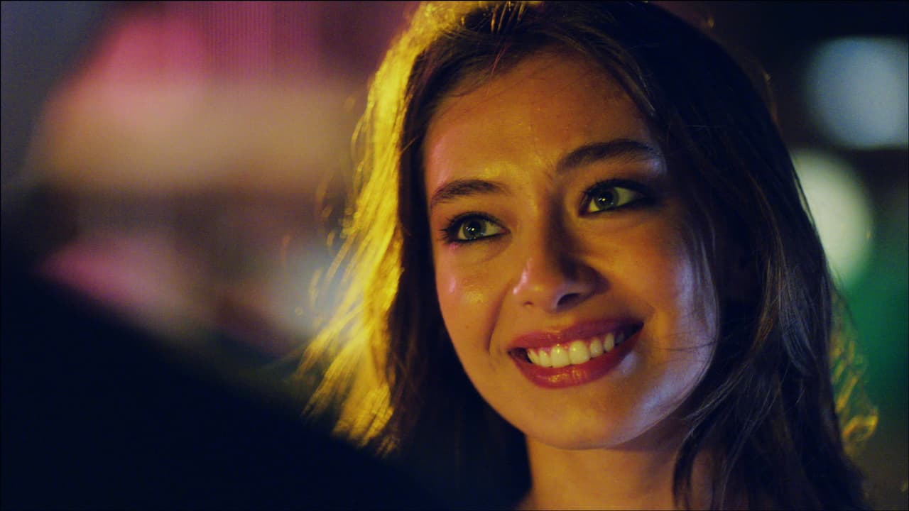 Sin imaginar que su vida cambiaría por completo al conocer a 
<b>Nihan Sezin</b> (
<b>Neslihan Atagül</b>), una mujer con la que no podría estar debido a que ambos pertenecían a diferentes clases sociales.