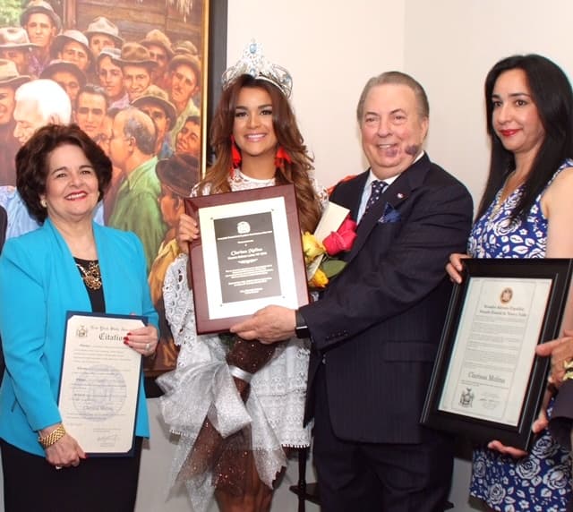 Su madre, Clara Molina, la acompañó en la entrega de la placa de reconocimiento por ser un orgulllo dominicano.