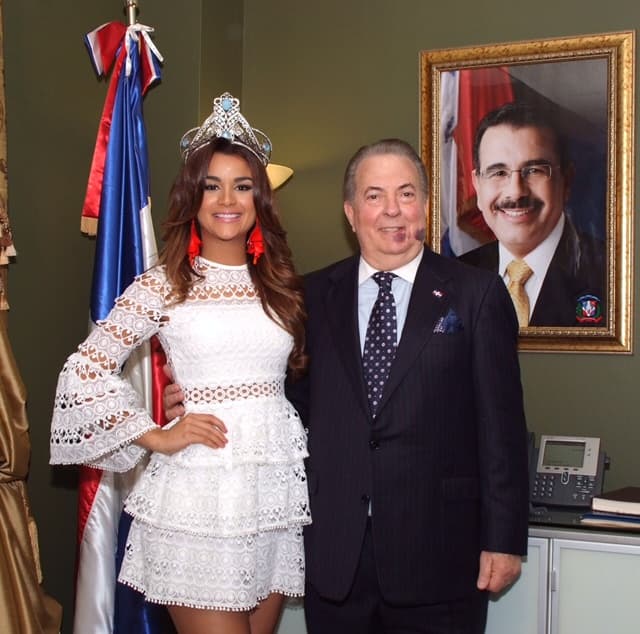 La reina recibió una invitación de lujo por parte del Cónsul Eduardo Selman para que los visitara en las oficinas de Nueva York.