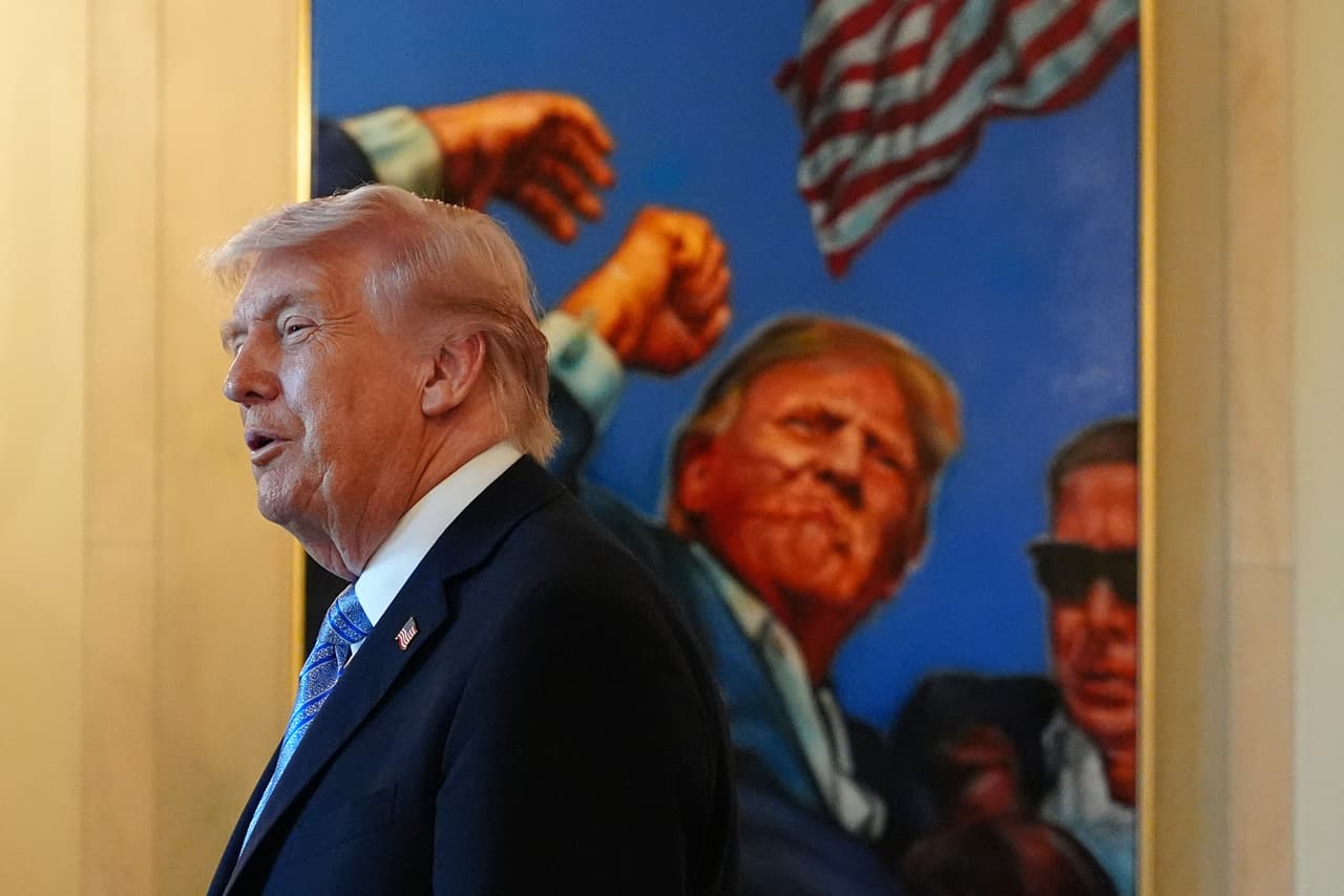 Donald Trump junto a una imagen suya durante un evento público. A lo largo de los años, construyó una marca personal que trascendió los negocios y la política.