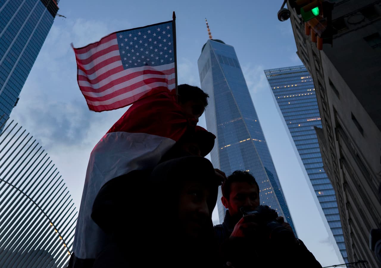 Con el edificio One World Trade Center de fondo cientos de personas marcharon por las calles de Nueva York, que se concentraron en el Battery Park.