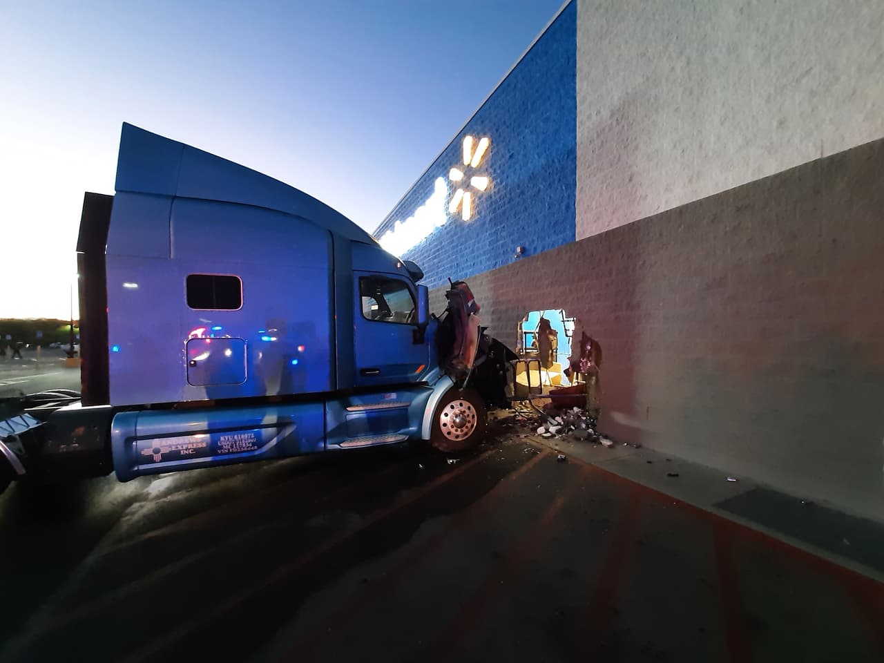 Un hombre de 26 años chocó su camión contra Walmart en White Park Drive en Nogales, Arizona, alrededor de las 3:20 a.m. este miércoles.