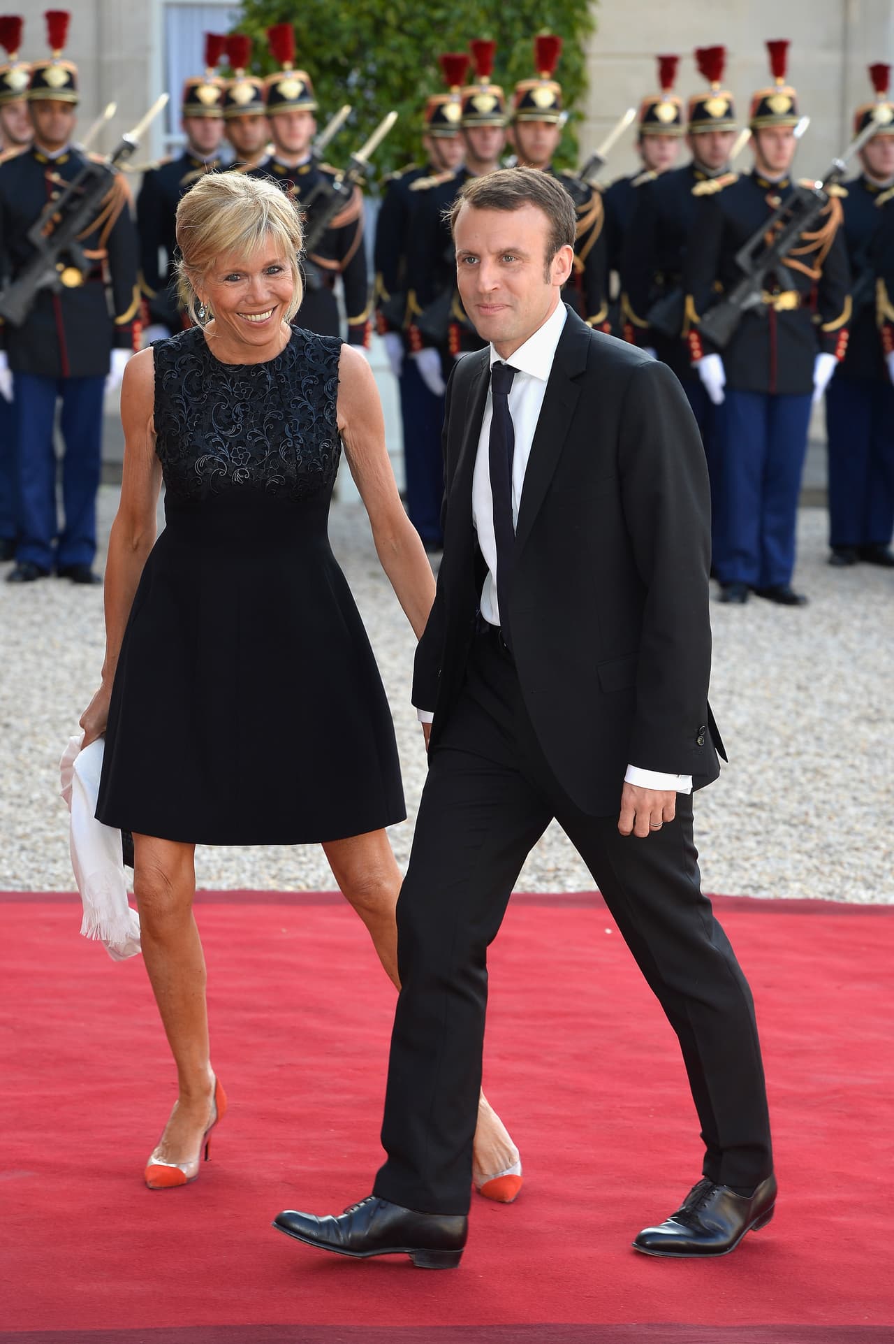 Emmanuel Macron y Brigitte Trogneux se casaron en 2007. Se conocieron en el colegio cuando ella era su maestra de teatro, aunque los padres del joven intentaron disuadirlo. Cuando él se graduó de la universidad se casó con la mujer que hoy lo acompaña en su aventura presidencial.