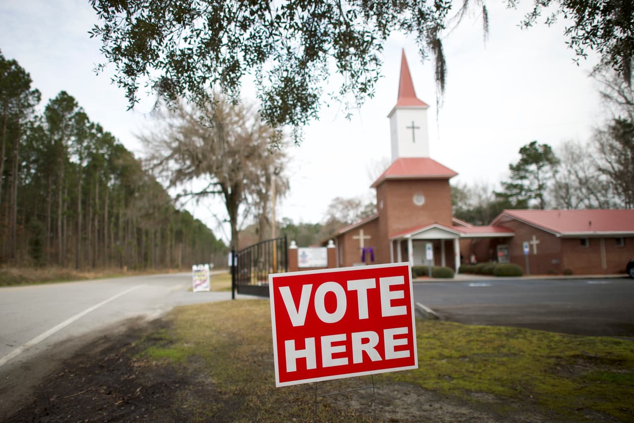 Un anuncio de "vote aquí" a las afueras de la iglesia presbiteriana Aimwell en Walterboro, Carolina del Sur. En este estado el bloque evangélico tiene una gran influencia.