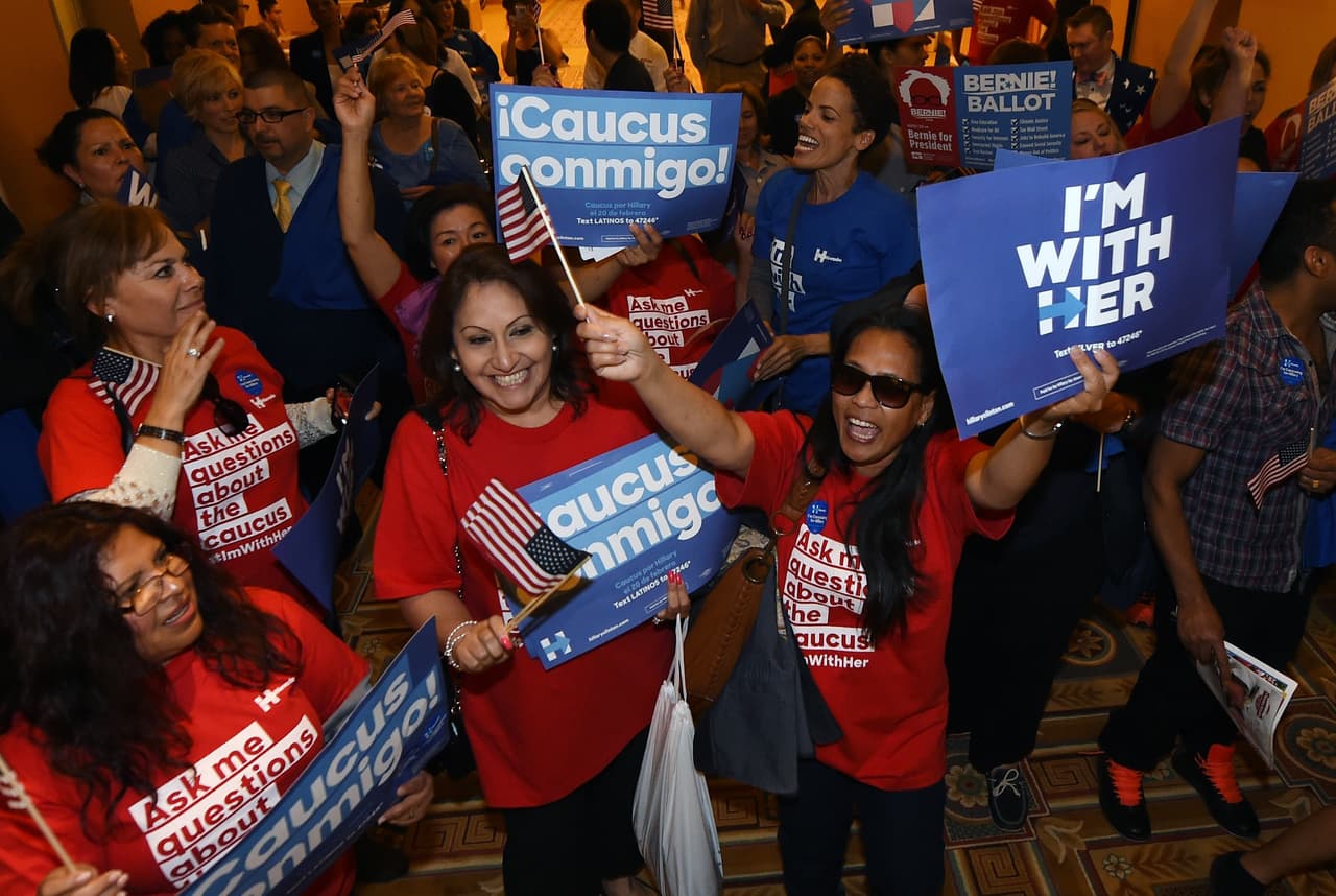 Un grupo de votantes canta mientras esperan en la cola para entrar en un centro de votación demócrata en el Caesars Palace.