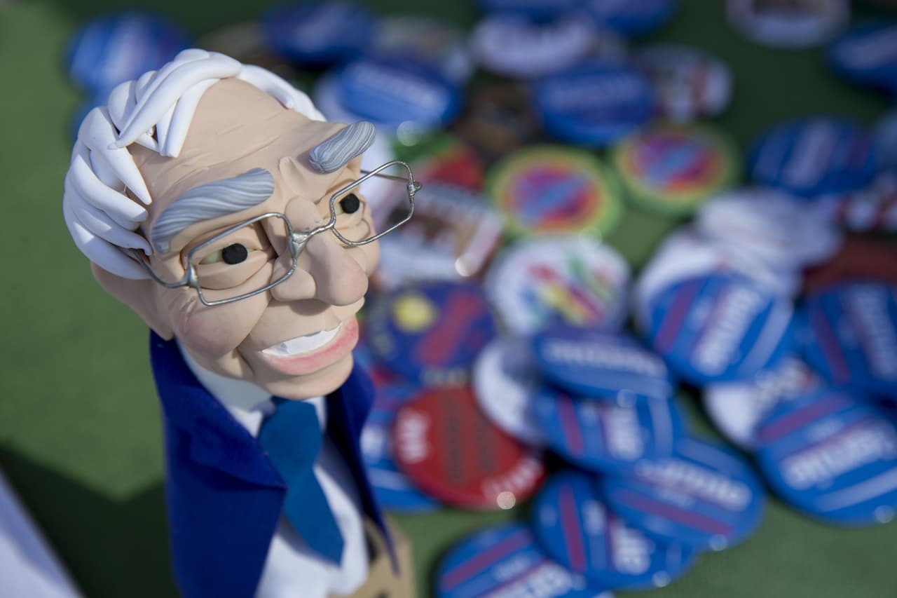 Una figurilla de Bernie Sanders decora una mesa de votación en la escuela secundaria Desert Oasis en Las Vegas, Nevada.